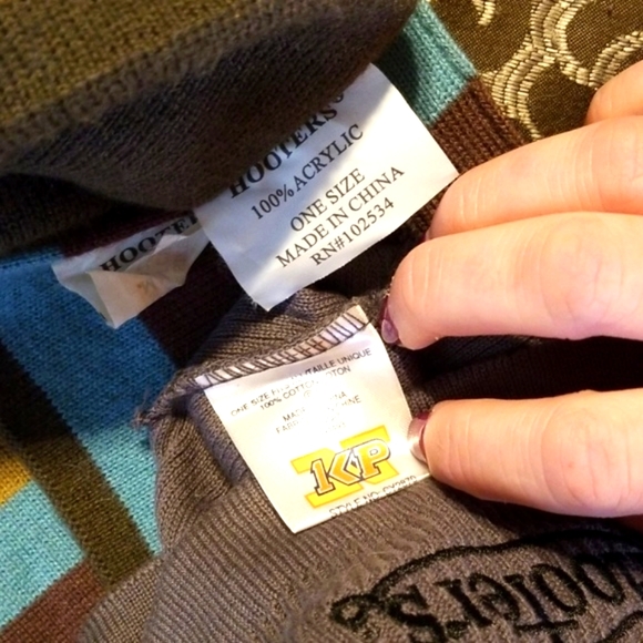 Hooters beanies and scarf - Picture 4 of 4